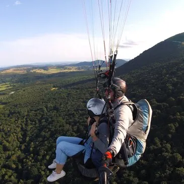 Baptême en parapente proche Orcines, à 20 min de Clermont-Ferrand Baptême en parapente proche Orcines, à 20 min de Clermont-Ferrand