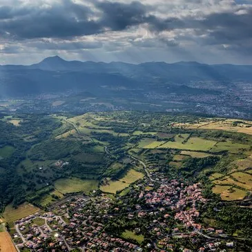 Baptême en Parapente près de Clermont-Ferrand - Chaîne des Puys en région Auvergne Baptême en Parapente près de Clermont-Ferrand - Chaîne des Puys en région Auvergne