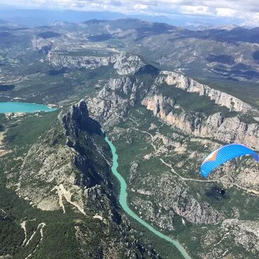 Baptême en Parapente - Survol du Lac de Sainte Croix en région PACA et Corse Baptême en Parapente - Survol du Lac de Sainte Croix en région PACA et Corse