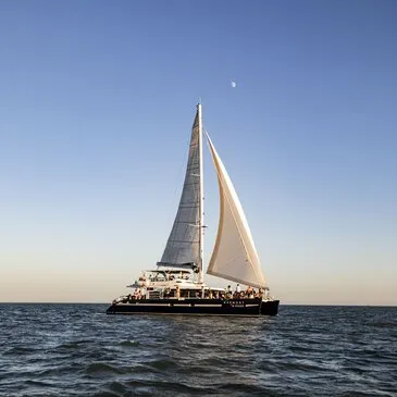 Promenade en Catamaran au Coucher de Soleil à La Rochelle Promenade en Catamaran au Coucher de Soleil à La Rochelle