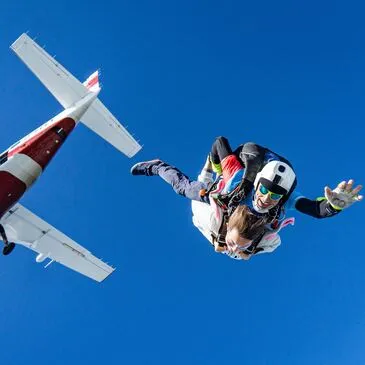 Saut en Parachute au Castellet près de Toulon Saut en Parachute au Castellet près de Toulon