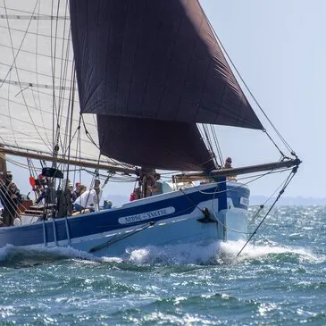 Coucher de Soleil en Voilier Traditionnel - Golfe du Morbihan Coucher de Soleil en Voilier Traditionnel - Golfe du Morbihan