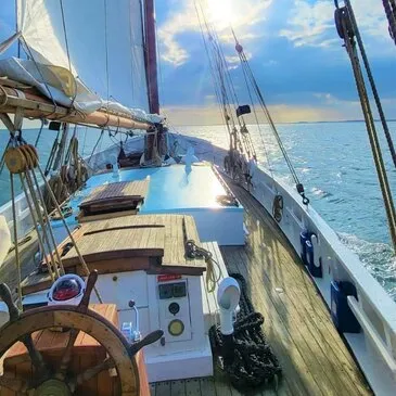 Coucher de Soleil en Voilier Traditionnel - Golfe du Morbihan en région Bretagne Coucher de Soleil en Voilier Traditionnel - Golfe du Morbihan en région Bretagne