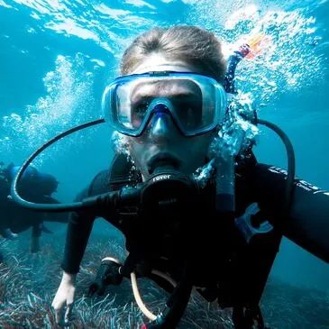 Initiation à la Plongée dans le Parc national des Calanques Initiation à la Plongée dans le Parc national des Calanques