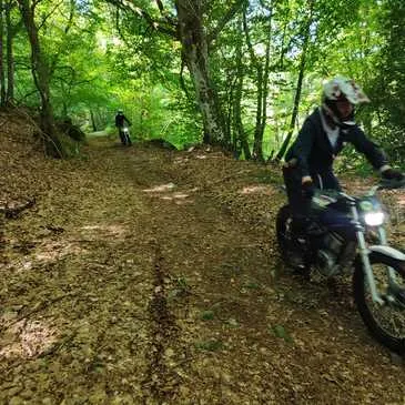 Balade en Moto Tout-Terrain Electrique près de Clermont-Ferrand en région Auvergne Balade en Moto Tout-Terrain Electrique près de Clermont-Ferrand en région Auvergne