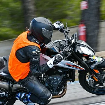 Journée de Roulage avec votre Moto - Circuit d'Alès en région Languedoc-Roussillon Journée de Roulage avec votre Moto - Circuit d'Alès en région Languedoc-Roussillon