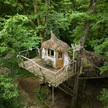 Cabane dans les Arbres près de Dole Cabane dans les Arbres près de Dole