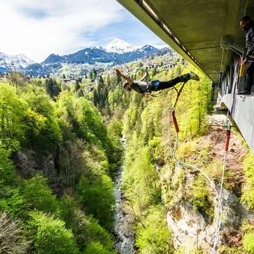 Saut à l'élastique à Saint-Gervais face au Mont-Blanc Saut à l'élastique à Saint-Gervais face au Mont-Blanc
