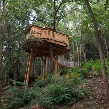 Nuit en Cabane dans les Arbres près de Lyon en région Rhône-Alpes Nuit en Cabane dans les Arbres près de Lyon en région Rhône-Alpes