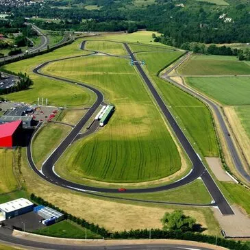 Stage en Ferrari 488 GTB - Circuit d'Issoire en région Auvergne Stage en Ferrari 488 GTB - Circuit d'Issoire en région Auvergne