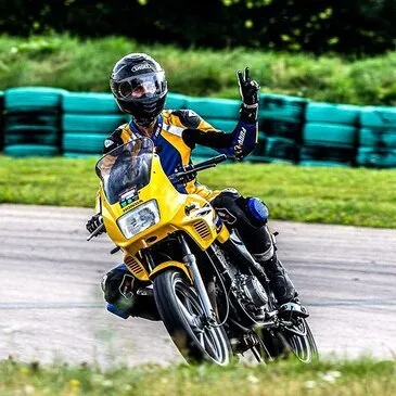 Demi Journée de Roulage Moto au Circuit de Magny-Cours Piste Club Demi Journée de Roulage Moto au Circuit de Magny-Cours Piste Club