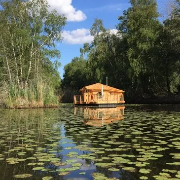 Cabane sur l'eau près de Bourges en région Centre Cabane sur l'eau près de Bourges en région Centre