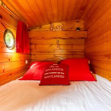 Nuit en Roulotte près de Jonzac en région Poitou-Charentes Nuit en Roulotte près de Jonzac en région Poitou-Charentes