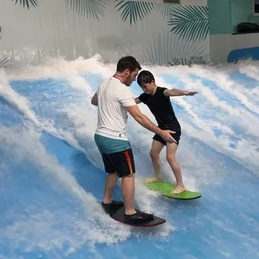 Initiation au Surf en Indoor près de Saint-Étienne Initiation au Surf en Indoor près de Saint-Étienne