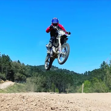 Stage de Moto-Cross dans le Massif de L'Estérel en région PACA et Corse Stage de Moto-Cross dans le Massif de L'Estérel en région PACA et Corse