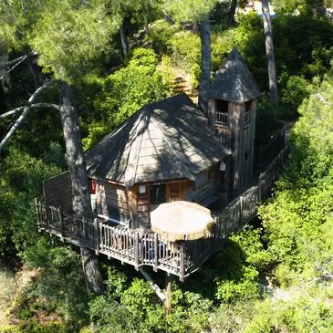 Nuit en Cabane dans les Arbres avec Jacuzzi près de Marseille Nuit en Cabane dans les Arbres avec Jacuzzi près de Marseille