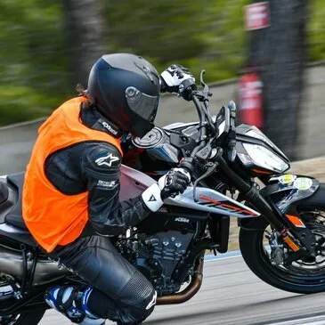 Stage de Pilotage Moto KTM - Circuit de Lédenon en région Languedoc-Roussillon Stage de Pilotage Moto KTM - Circuit de Lédenon en région Languedoc-Roussillon