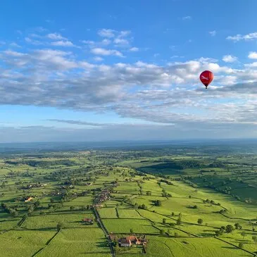 Baptême de l'air montgolfière proche Cluny, à  25 min de Mâcon Baptême de l'air montgolfière proche Cluny, à  25 min de Mâcon