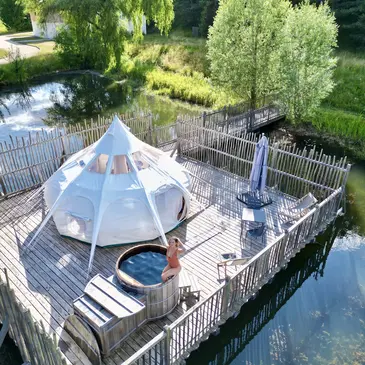 Nuit en Tente flottante de luxe avec Spa privatif près de Dijon Nuit en Tente flottante de luxe avec Spa privatif près de Dijon