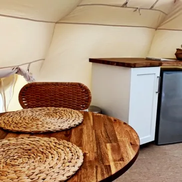 Nuit en Tente flottante de luxe avec Spa privatif près de Dijon en région Bourgogne Nuit en Tente flottante de luxe avec Spa privatif près de Dijon en région Bourgogne