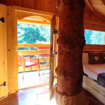 Cabane dans les Arbres près de Chamonix-Mont-Blanc en région Rhône-Alpes Cabane dans les Arbres près de Chamonix-Mont-Blanc en région Rhône-Alpes