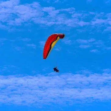 Baptême en Parapente au Viaduc de Millau en région Midi-Pyrénées Baptême en Parapente au Viaduc de Millau en région Midi-Pyrénées