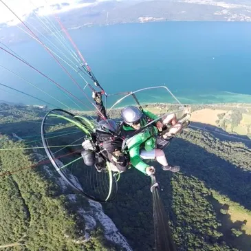 Baptême Paramoteur près d'Aix-les-bains - Survol Lac du Bourget Baptême Paramoteur près d'Aix-les-bains - Survol Lac du Bourget