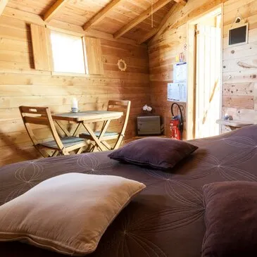 Cabane dans les Arbres près de Saint-Marcellin en région Rhône-Alpes Cabane dans les Arbres près de Saint-Marcellin en région Rhône-Alpes