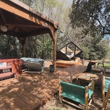 Nuit en Quartz de Verre avec Jacuzzi Privatif Près de Perpignan  Nuit en Quartz de Verre avec Jacuzzi Privatif Près de Perpignan