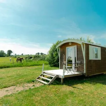 Nuit en Roulotte avec Spa Privatif près de Caen Nuit en Roulotte avec Spa Privatif près de Caen