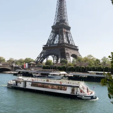 Balade en Bateau et Repas sur la Seine à Paris