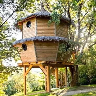 Cabane dans les Arbres avec Spa Privatif près d'Aurillac Cabane dans les Arbres avec Spa Privatif près d'Aurillac