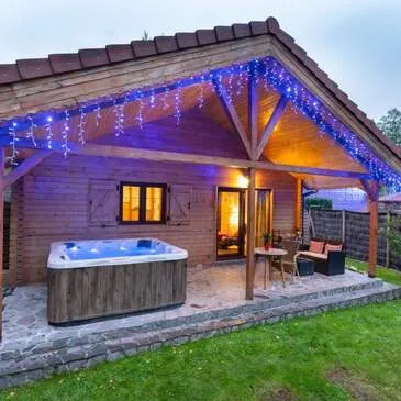 Nuit en Chalet avec Jacuzzi Privatif près de Gerardmer Nuit en Chalet avec Jacuzzi Privatif près de Gerardmer
