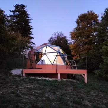 Nuit en Dôme de Verre Près de Reims en région Champagne-Ardenne Nuit en Dôme de Verre Près de Reims en région Champagne-Ardenne