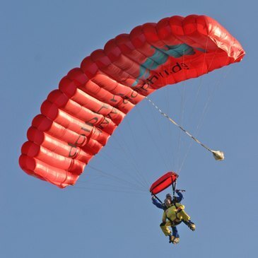 Aérodrome de Cerfontaine, à 45 min de Charleroi, Hainaut (WHT) - Saut en parachute