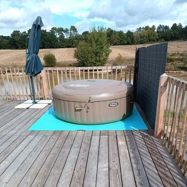 Cabane avec Jacuzzi Privatif près de Bergerac en région Aquitaine Cabane avec Jacuzzi Privatif près de Bergerac en région Aquitaine