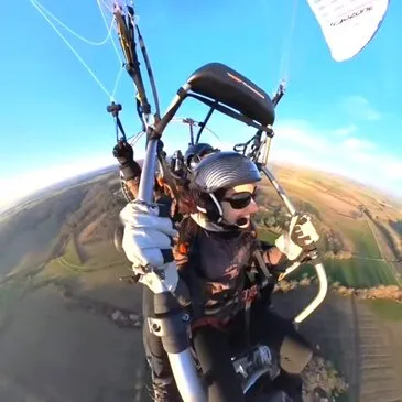 Baptême en Paramoteur - Survol Coteaux du Gers près de Toulouse en région Midi-Pyrénées Baptême en Paramoteur - Survol Coteaux du Gers près de Toulouse en région Midi-Pyrénées