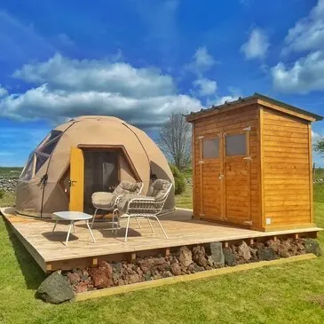 Nuit en Dôme dans les Monts d'Ardèche en région Rhône-Alpes Nuit en Dôme dans les Monts d'Ardèche en région Rhône-Alpes