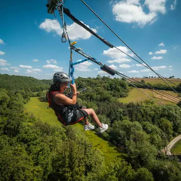 Saut Pendulaire depuis un Viaduc près de Caen Saut Pendulaire depuis un Viaduc près de Caen