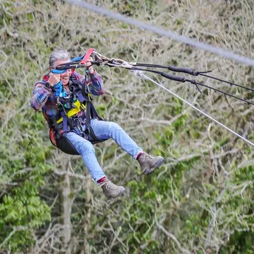 Saut Pendulaire depuis un Viaduc près de Caen Saut Pendulaire depuis un Viaduc près de Caen