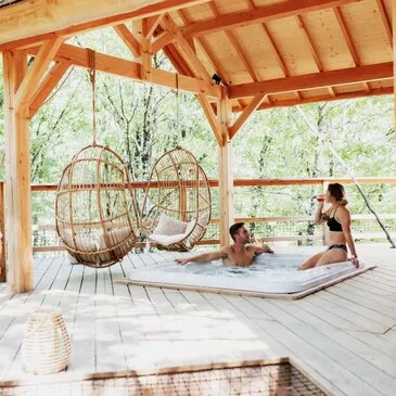 Cabane dans les Arbres avec Spa à Berat