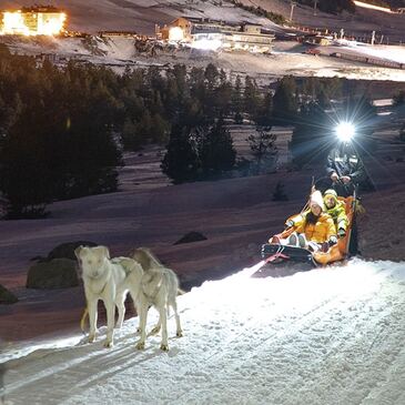 Promenade nocturne en chiens de traîneau près d&#39;Ax-les-Thermes