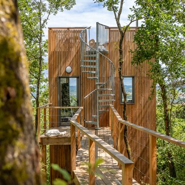 Cabane dans les Arbres avec Jacuzzi Privatif près d&#39;Agen