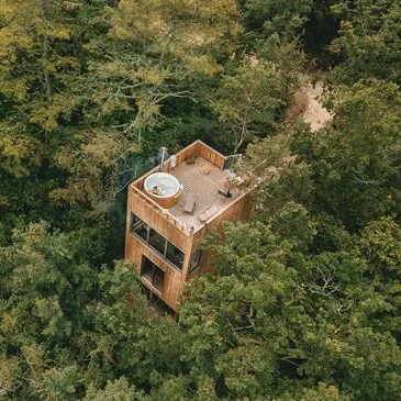 Cabane dans les Arbres avec Jacuzzi Privatif près d'Agen Cabane dans les Arbres avec Jacuzzi Privatif près d'Agen