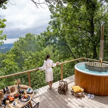Cabane dans les Arbres avec Jacuzzi Privatif près d'Agen en région Aquitaine Cabane dans les Arbres avec Jacuzzi Privatif près d'Agen en région Aquitaine