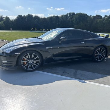 Stage Enfant en Nissan GTR près de Lens