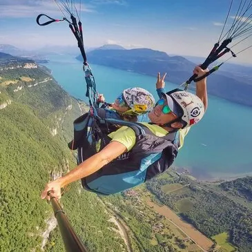 Baptême en Parapente près de Chambéry : Survol du Lac du Bourget Baptême en Parapente près de Chambéry : Survol du Lac du Bourget