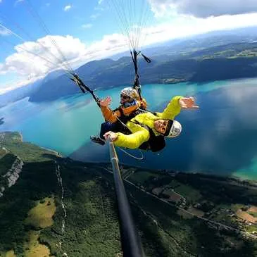 Baptême en Parapente près de Chambéry : Survol du Lac du Bourget en région Rhône-Alpes Baptême en Parapente près de Chambéry : Survol du Lac du Bourget en région Rhône-Alpes