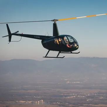 Baptême en Hélicoptère près d'Aix-en-Provence Baptême en Hélicoptère près d'Aix-en-Provence
