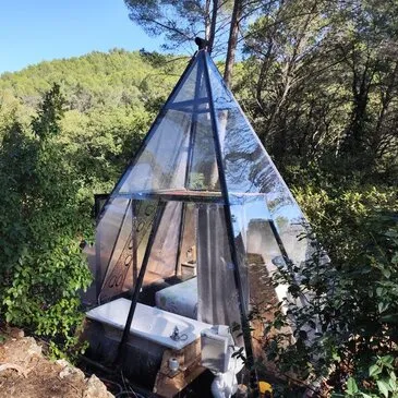 Nuit en Cabane de Verre avec Séance de Spa près de Toulon en région PACA et Corse Nuit en Cabane de Verre avec Séance de Spa près de Toulon en région PACA et Corse